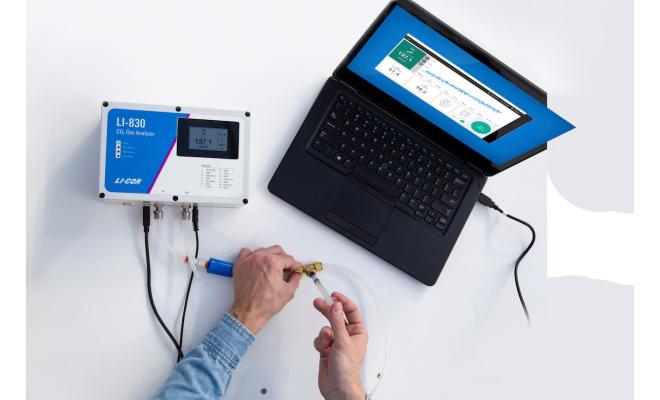 LI-COR CO2 gas analyzer being connected to laptop via USB for data download